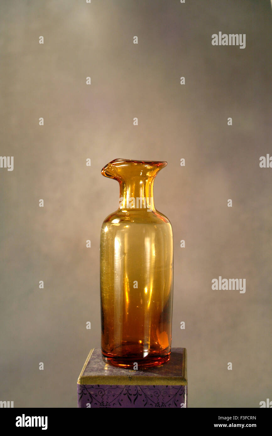 Kunst klassische Glaswerk Flasche mit abstrakten Hintergrund Stockfoto