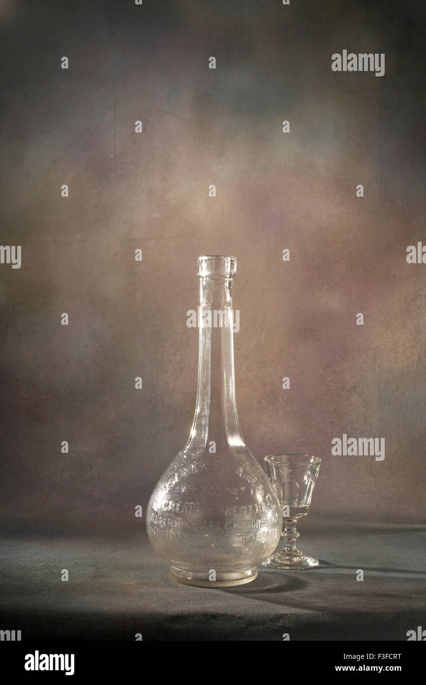 Kunst klassische Glaswerk Flasche mit abstrakten Hintergrund Stockfoto