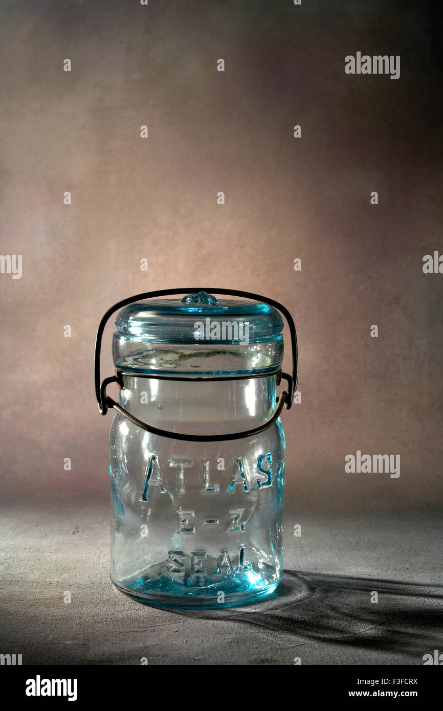 Kunst klassische Glaswerk Flasche mit abstrakten Hintergrund Stockfoto
