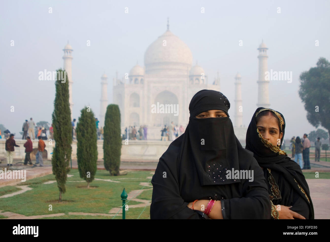 Muslimische Frauen vor Taj Mahal Mogul Denkmal Weltwunder sieben von Kaiser Shah Jahan erbaut; Agra Stockfoto