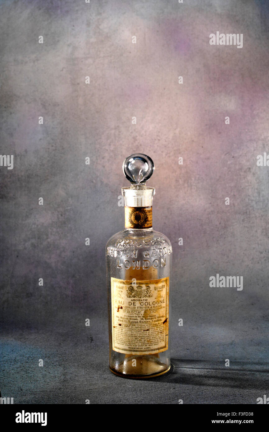 Kunst klassische Glaswerk Flasche mit abstrakten Hintergrund Stockfoto