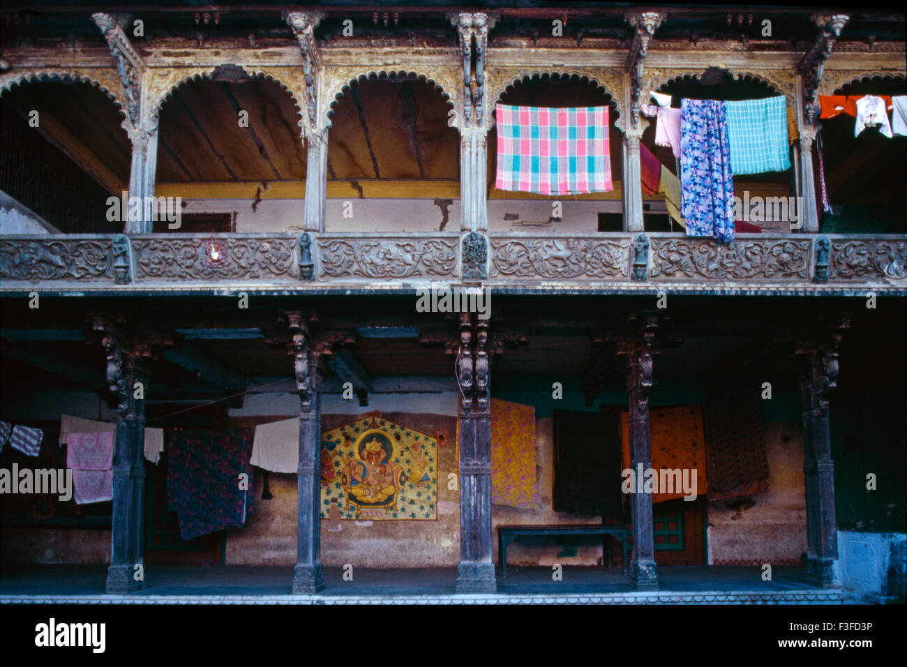altes Haus mit Säulen Dungarpur Rajasthan Indien Stockfoto