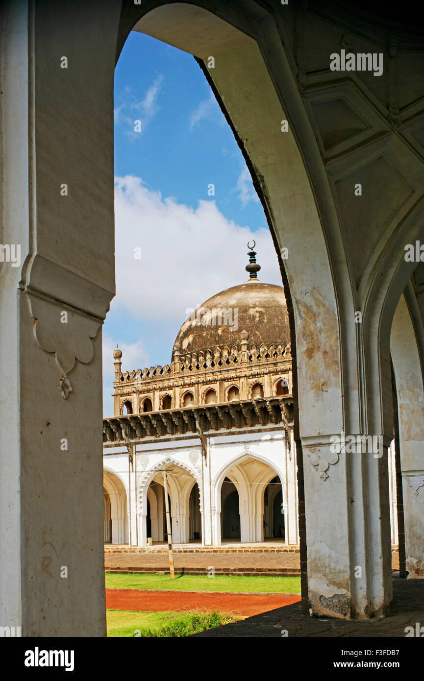 Islamischer Architektur Jama Masjid von Ali Adil Shas i. im Jahre 1557 80 gebaut; Bijapur; Karnataka; Indien Stockfoto