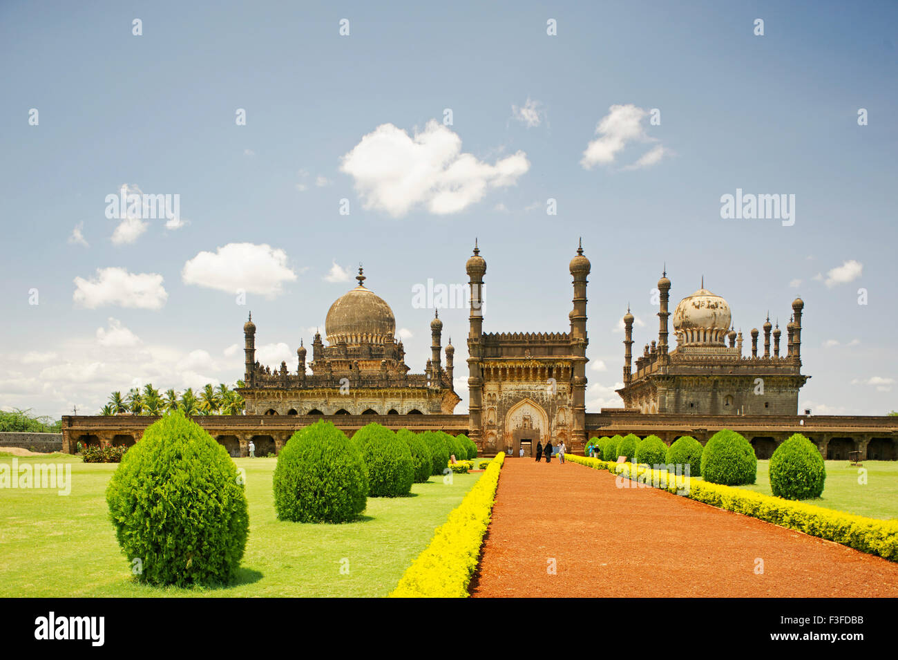 Islamische Architektur von Ibrahim Adil Shah II 1580 1626 für seine Königin erbaut; Ibrahim Roza; Bijapur; Karnataka; Indien Stockfoto