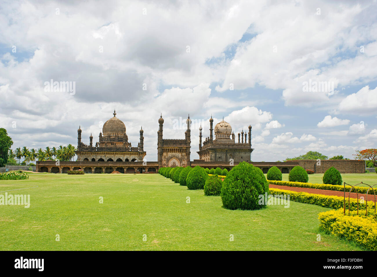 Islamische Architektur von Ibrahim Adil Shah II 1580 1626 für seine Königin erbaut; Ibrahim Roza; Bijapur; Karnataka; Indien Stockfoto