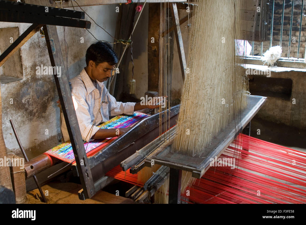 Weaver Varanasi Sari Seidenfaden mit Handwebstuhl in Varanasi weben; Uttar Pradesh; Indien Stockfoto