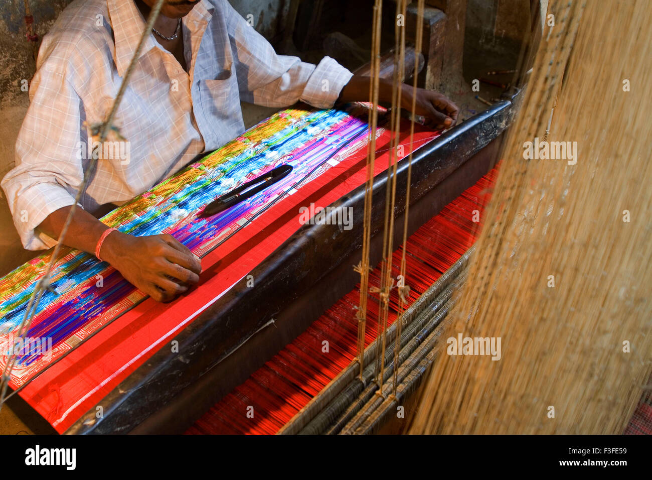 Weaver Varanasi Sari Seidenfaden mit Handwebstuhl in Varanasi weben; Uttar Pradesh; Indien Stockfoto