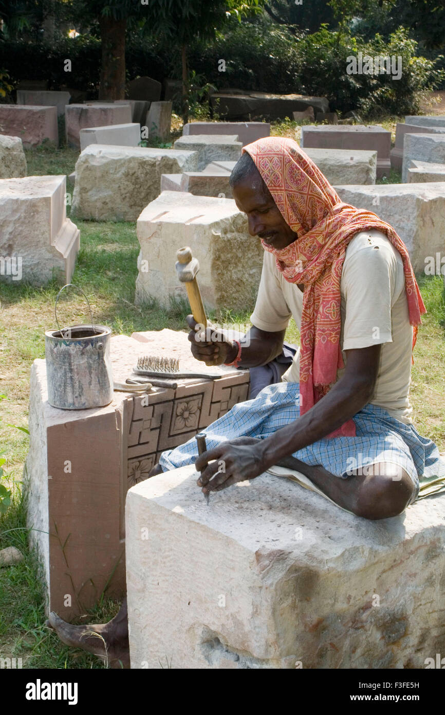 Mann auf Stein in Sarnath schnitzen; Uttar Pradesh; Indien Stockfoto