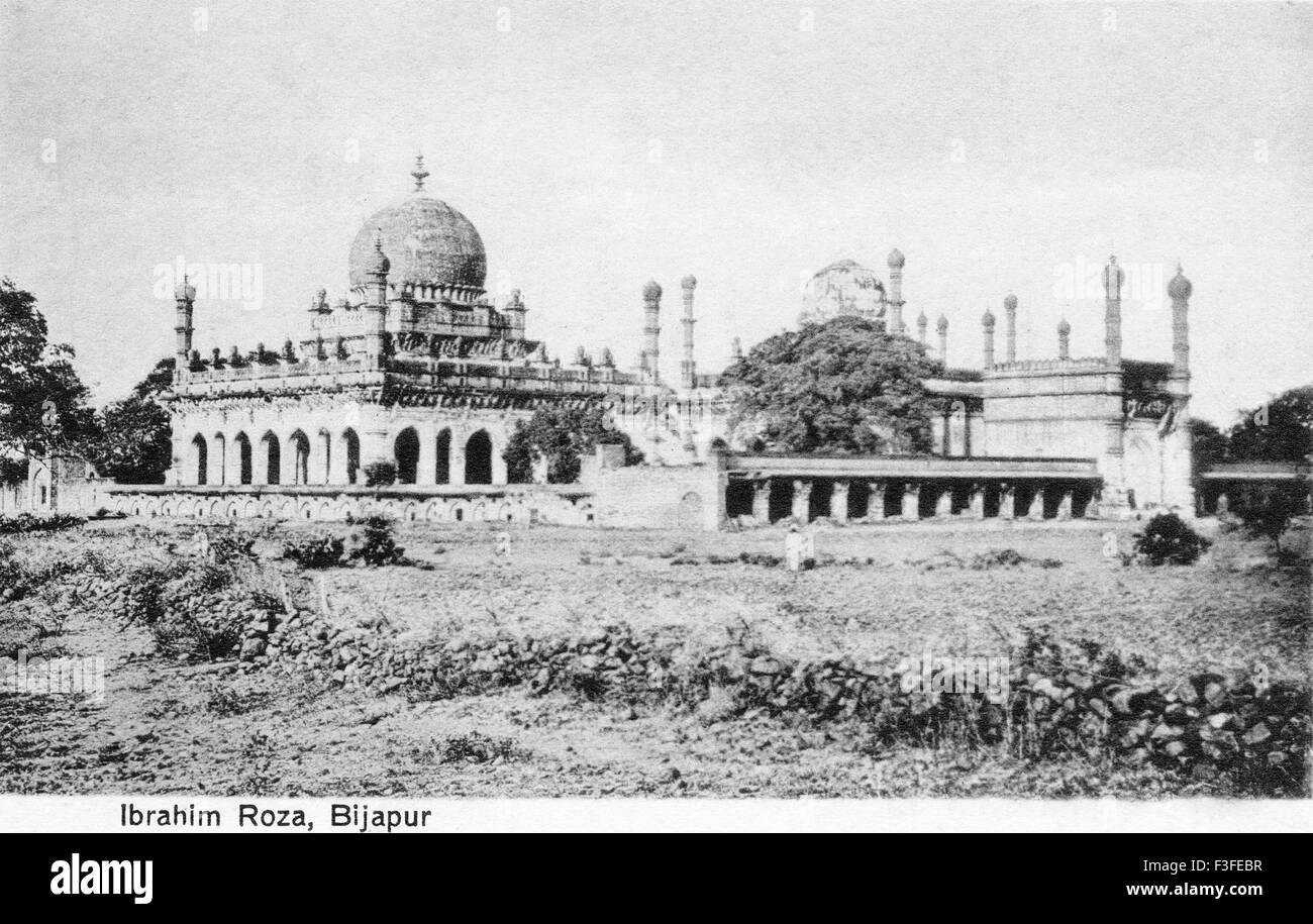 Alte Vintage 1900s Foto von Ibrahim Rauza Masjid , Ibrahim Roza Moschee ; Grab für Ibrahim Adil Shah , Bijapur ; Karnataka ; Indien , asien Stockfoto