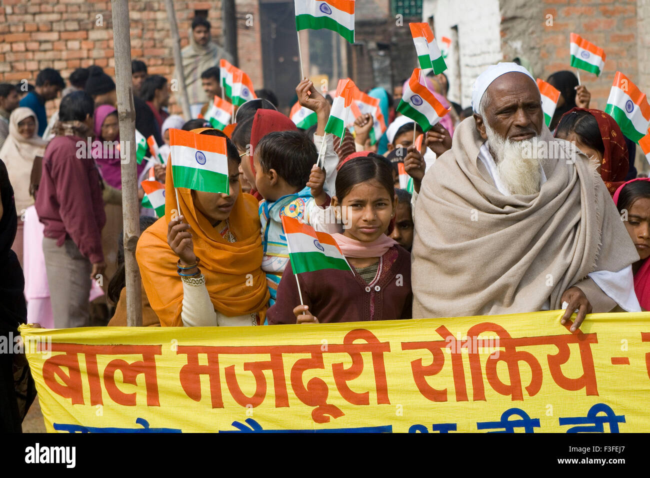 Muslimische Kinder Prozession gegen Kinderarbeit mit indischen Flagge am 26. Januar, Tag der Republik in Varanasi Stockfoto