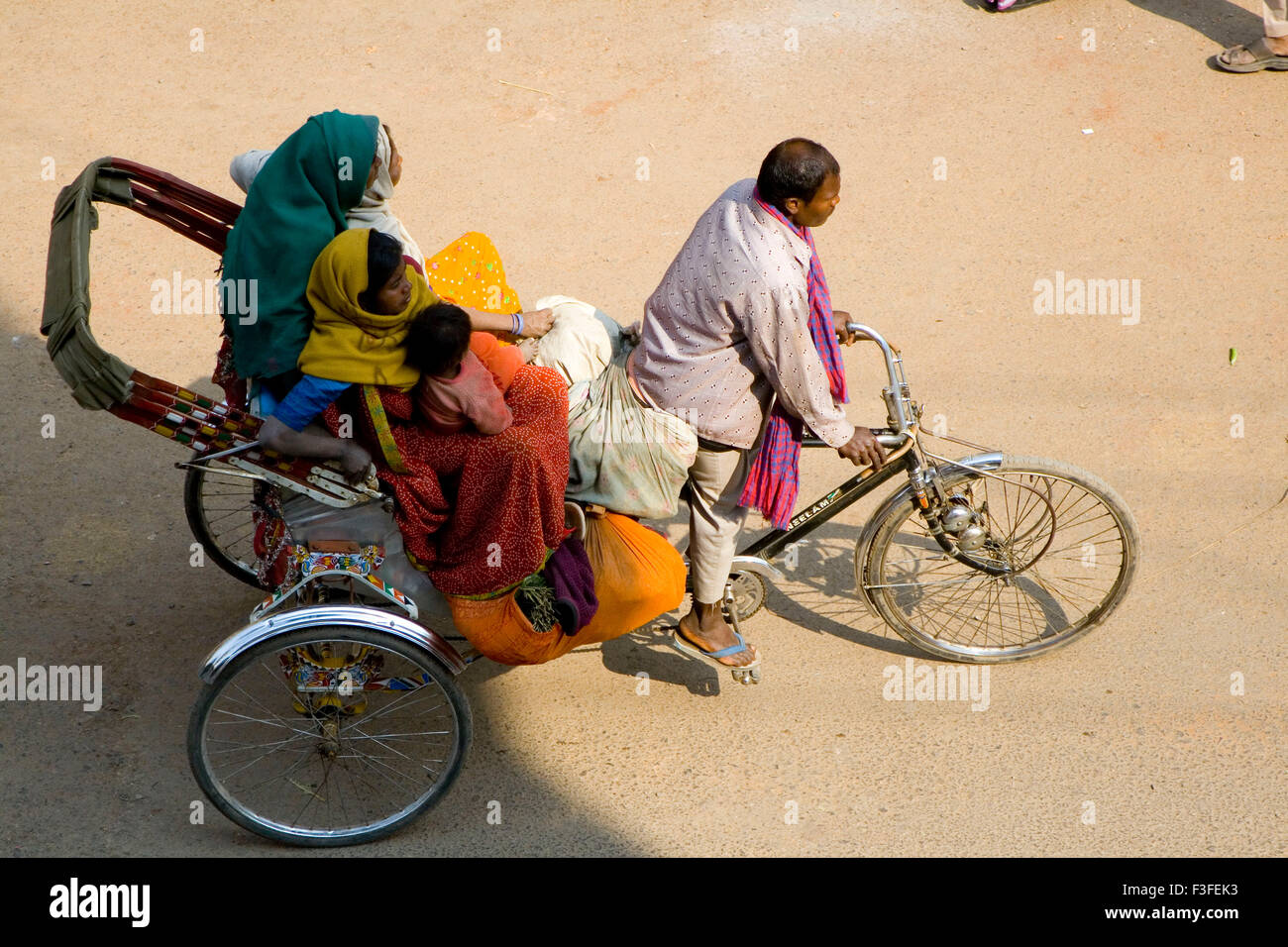 Passagiere sitzen in Fahrradrikscha; Varanasi; Uttar Pradesh; Indien Stockfoto