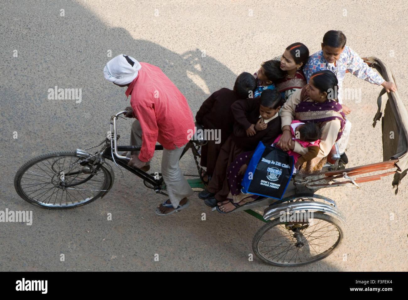 Passagiere sitzen in Fahrradrikscha; Varanasi; Uttar Pradesh; Indien Stockfoto