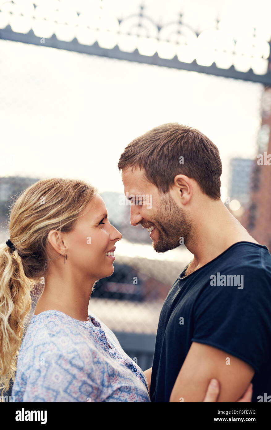 Liebespaar In der Stadt, auf der Suche im jeweils anderen Augen weiß Stockfoto