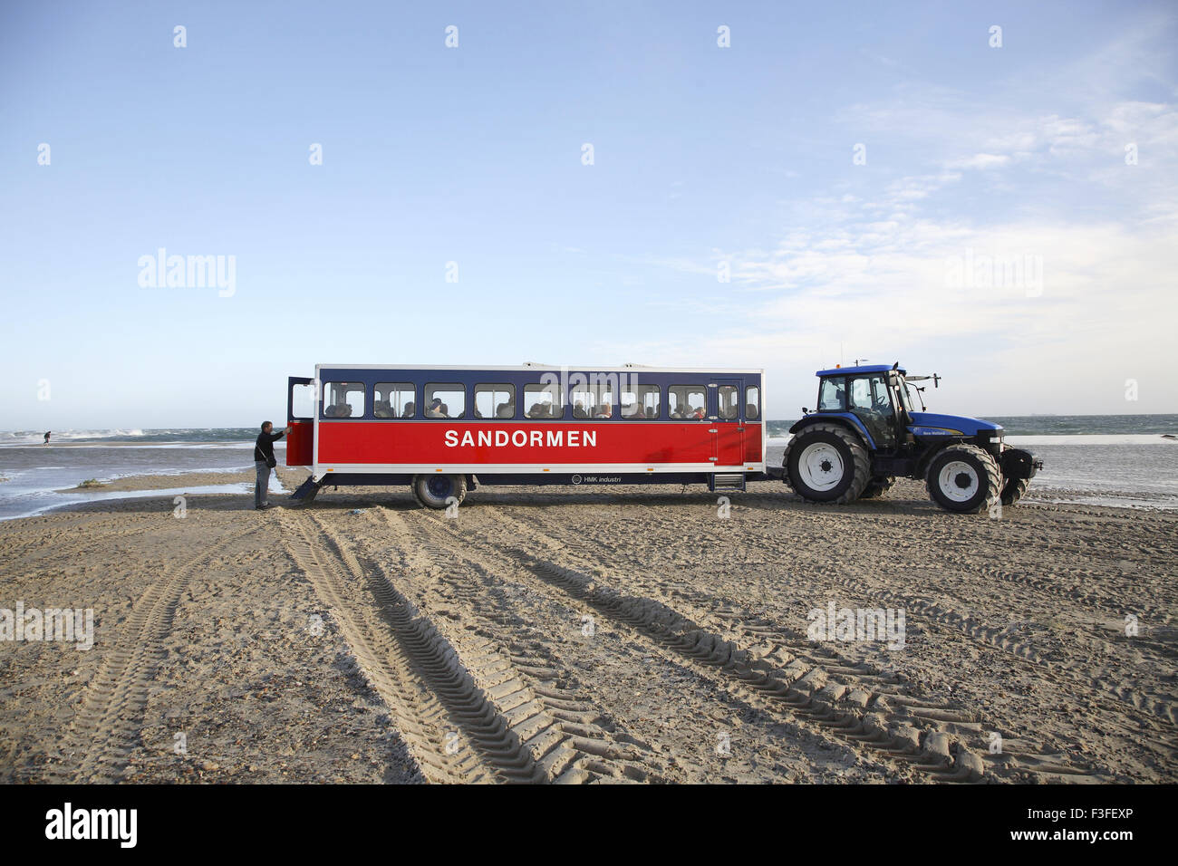 Sandormen Traktor zog öffentlichen Bus, Dänemark, Skandinavien, Europa Stockfoto