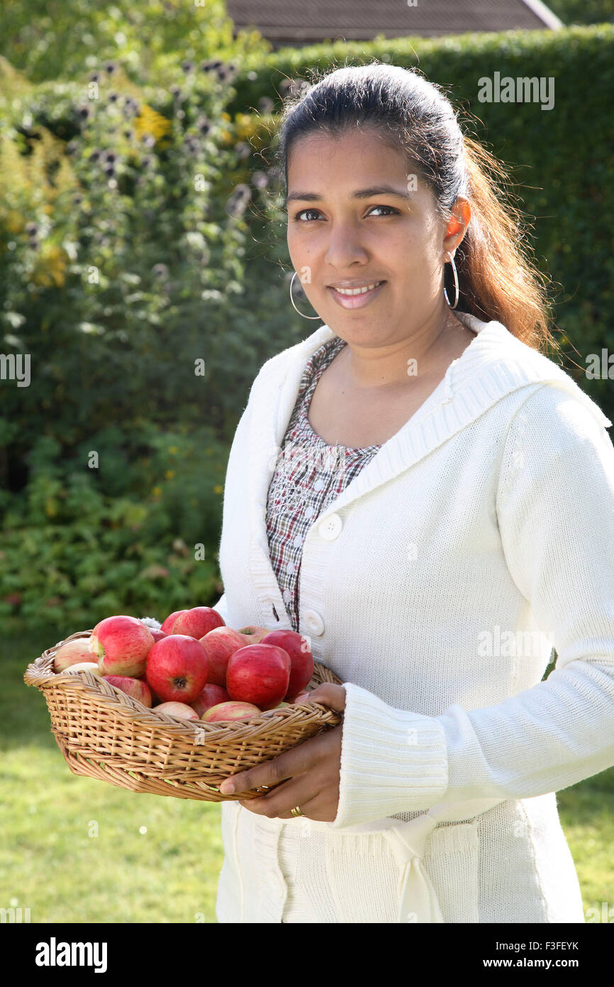 Junge Dame mit Korb voller roter Äpfel Herr #468 Stockfoto