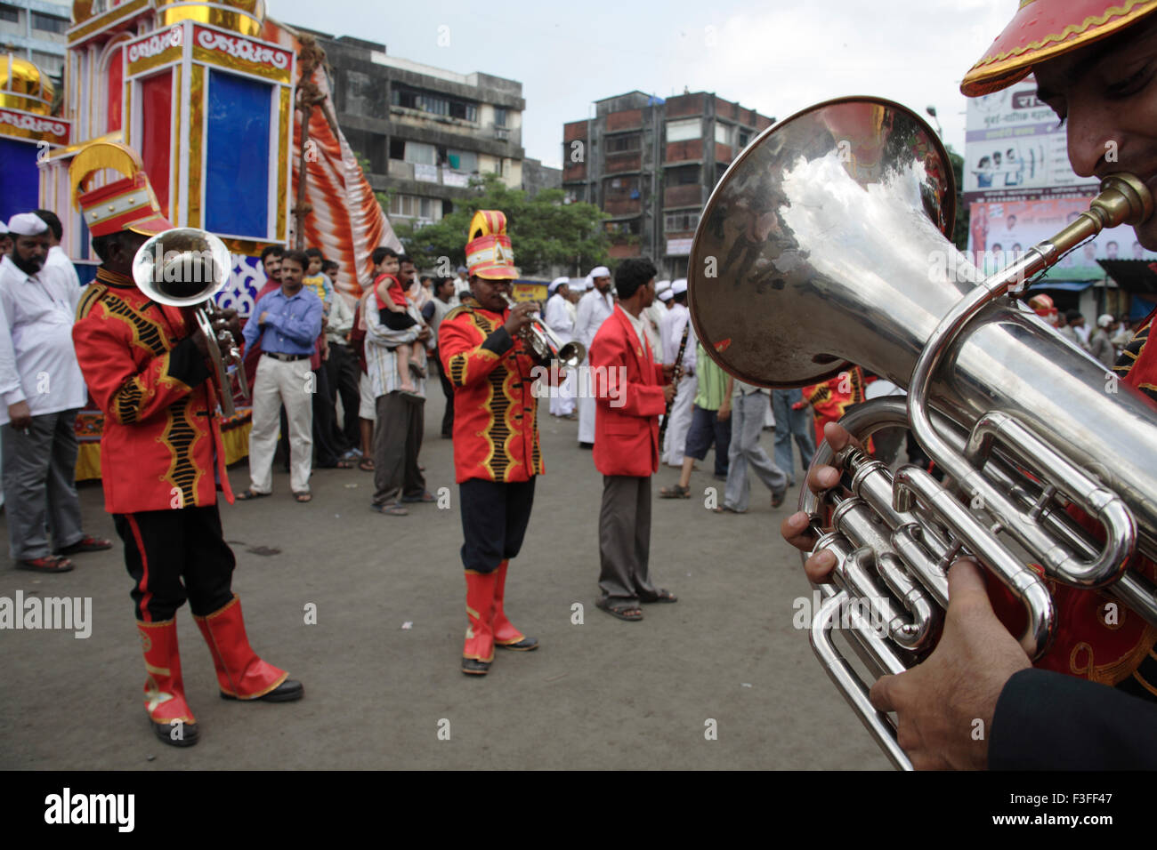 Blowing Musikinstrument Euphonium; Künstler, Euphonium in einer Band spielen; während der Prozession Stockfoto