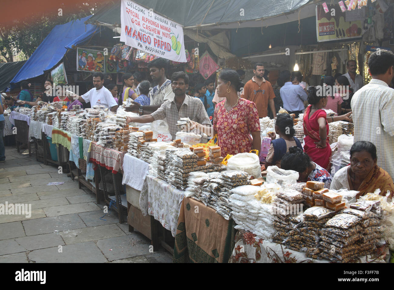 Verschiedenen Ständen außerhalb Mount Mary Church; Montieren Sie Mary Festival; Bandra Fair; Bombay Mumbai; Maharashtra Stockfoto