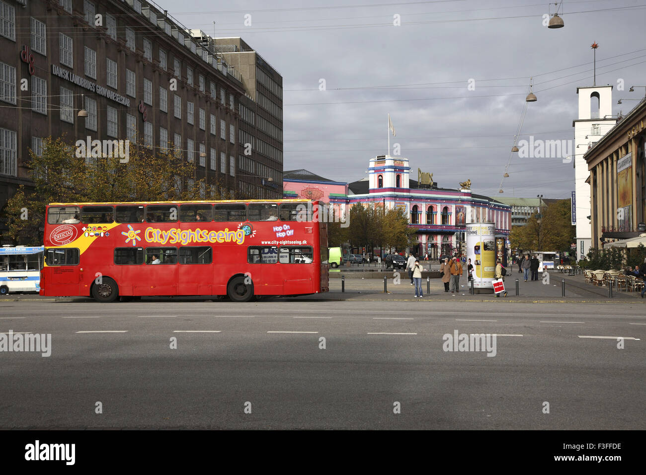Sightseeing-Bus stehen in der Nähe von Tivoli im Hintergrund; Dänemark; Scandinavia Stockfoto