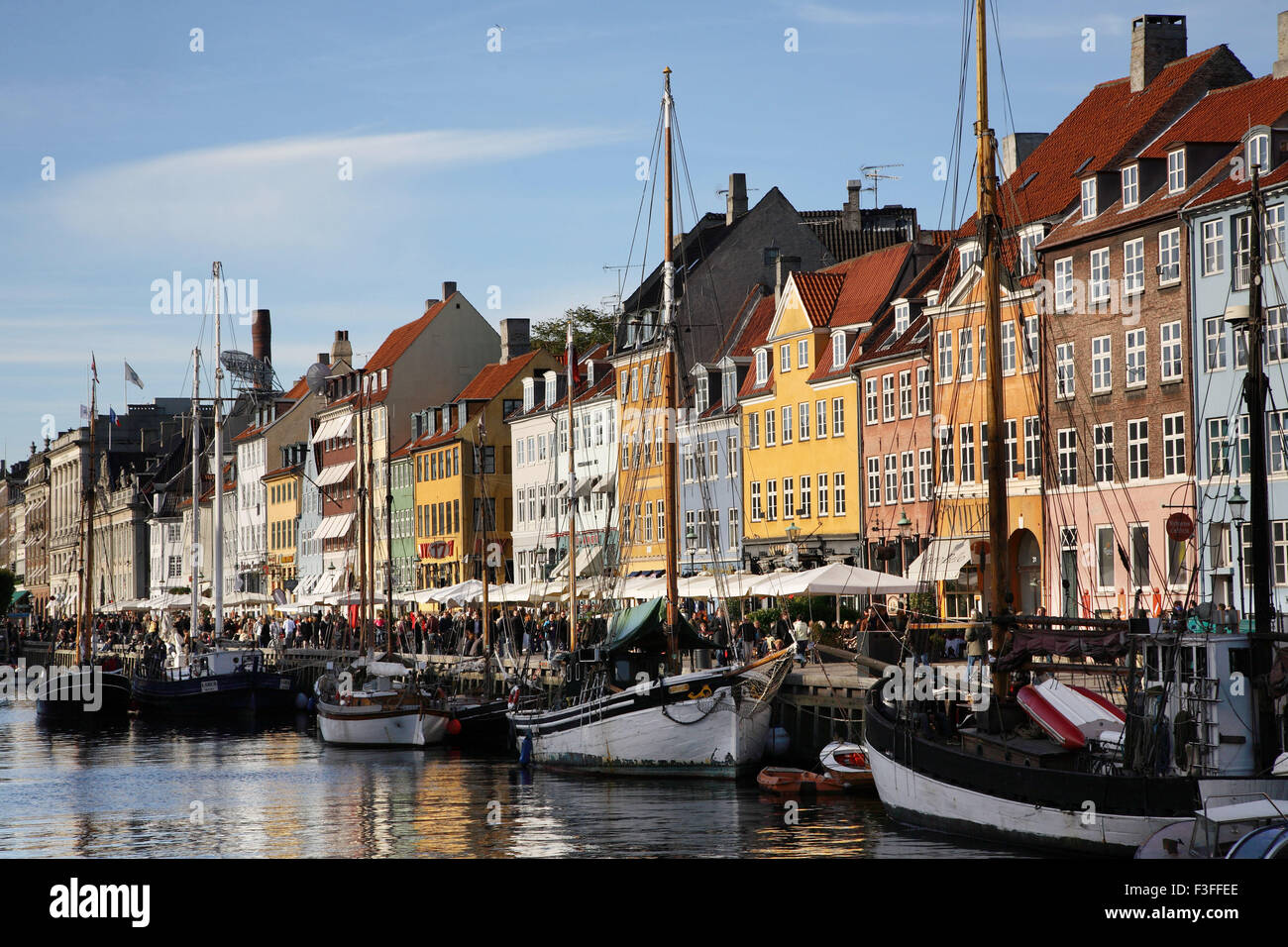 Touristischer Ort; Kanal mit Booten farbenfrohe Gebäuden; Dänemark; Scandinavia Stockfoto