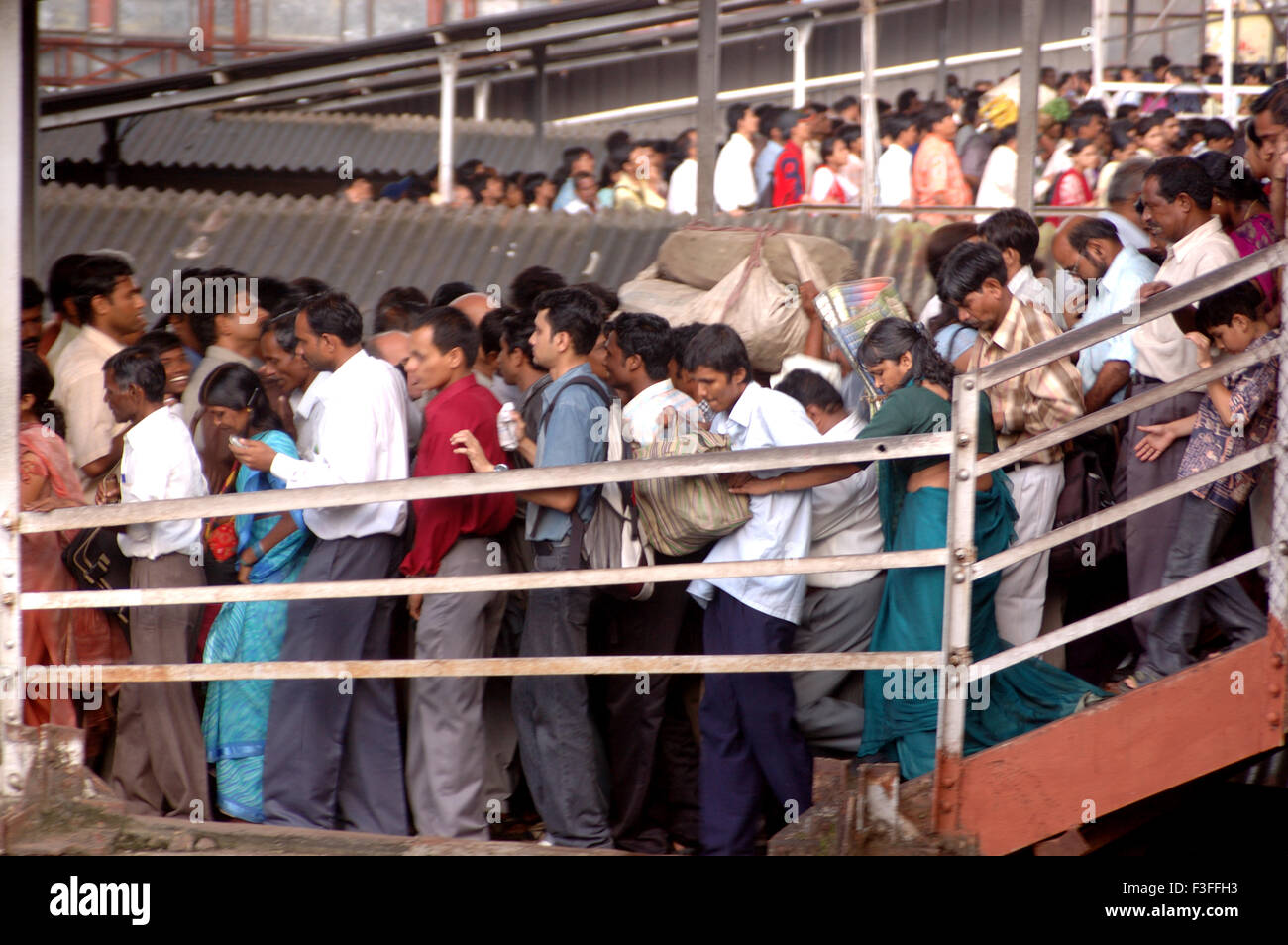 Menge zu Fuß Überbrücke, Eisenbahnbrücke, Indien, Asien Stockfoto