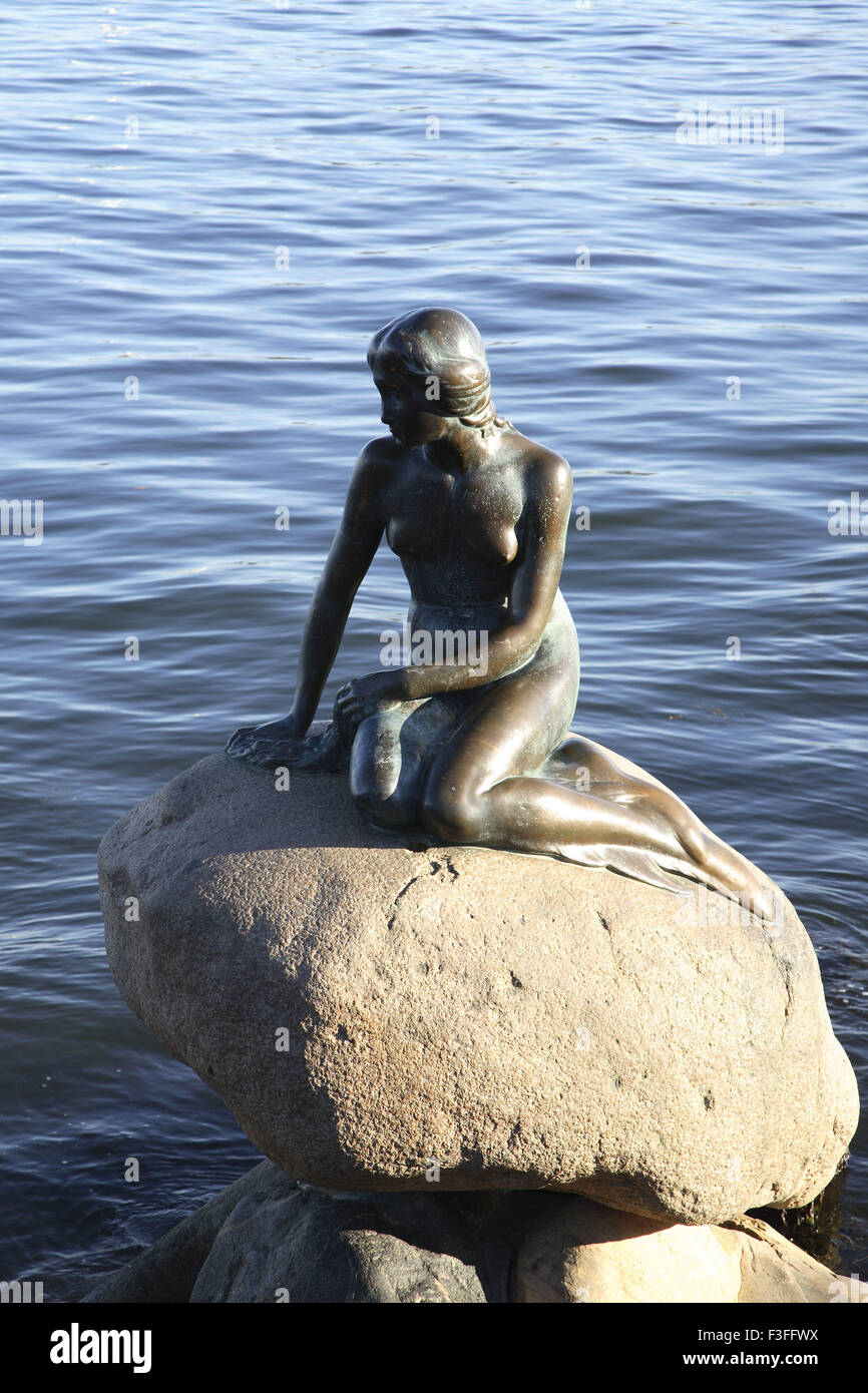 Touristen, die am meisten angezogen Statue Meerjungfrau; Kopenhagen; Dänemark; Scandinavia Stockfoto