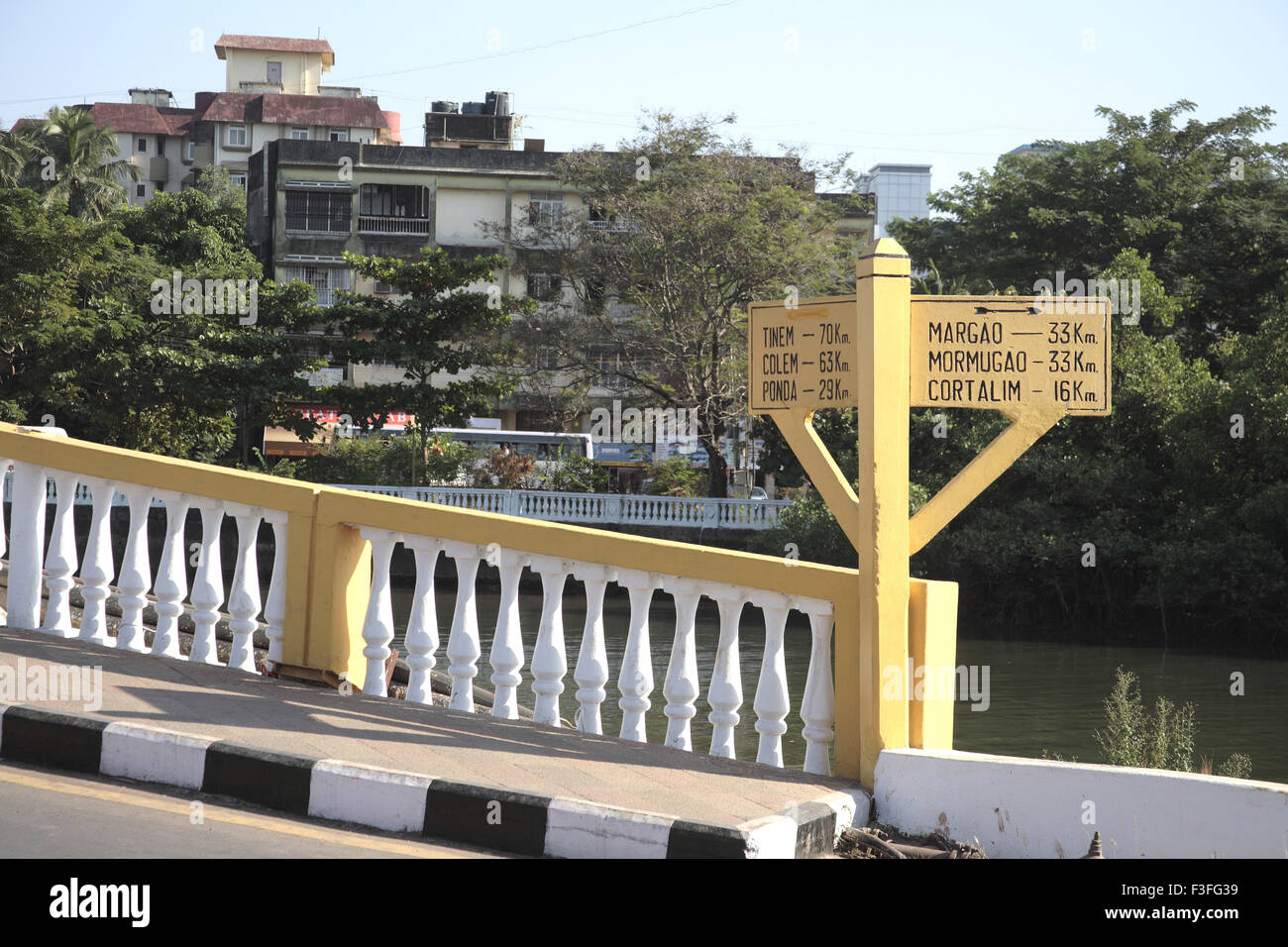 Schild am Anfang der Pato-Brücke über den Bach in der Nähe von Mandovi Fluss; Panji; Goa; Indien Stockfoto