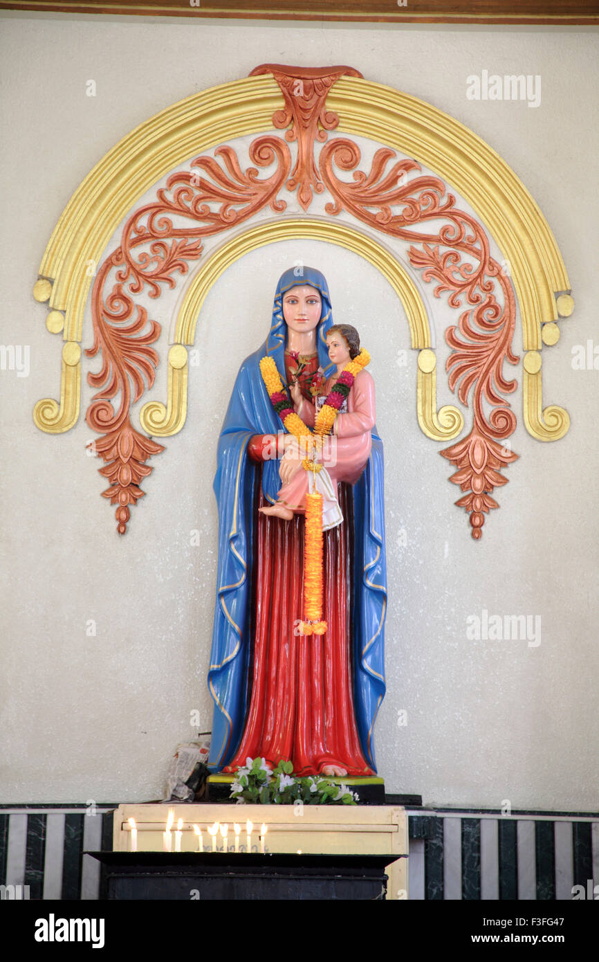 Statuen der Mutter Mary und Jesus in der Liebfrauenkirche Schnee am Pallipport in Palliport; Kerala; Indien Stockfoto