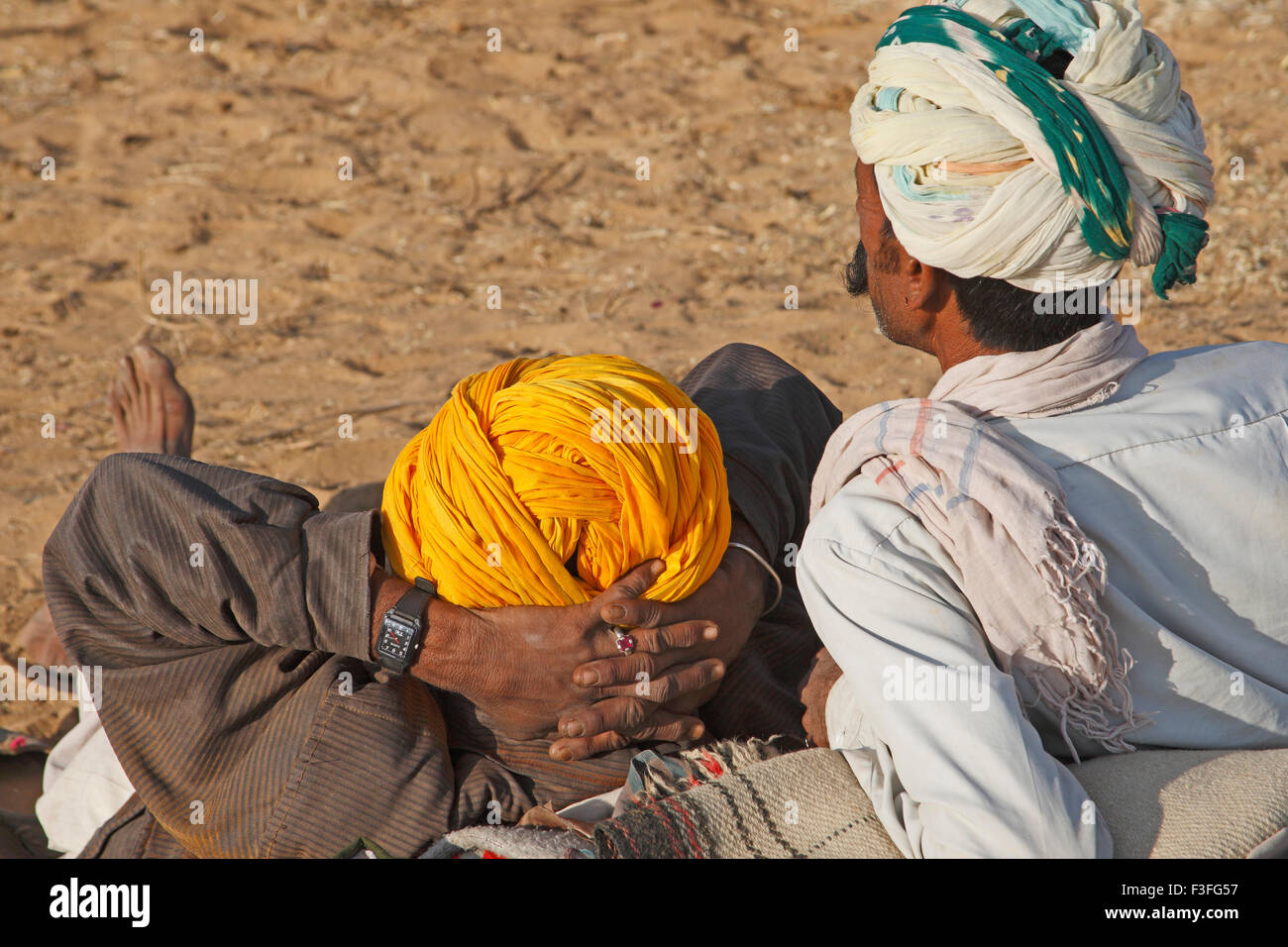 Kamelbesitzer sitzen auf Pushkar Kamel fair eines großen Epen Indiens; Pushkar; Rajasthan; Indien Stockfoto