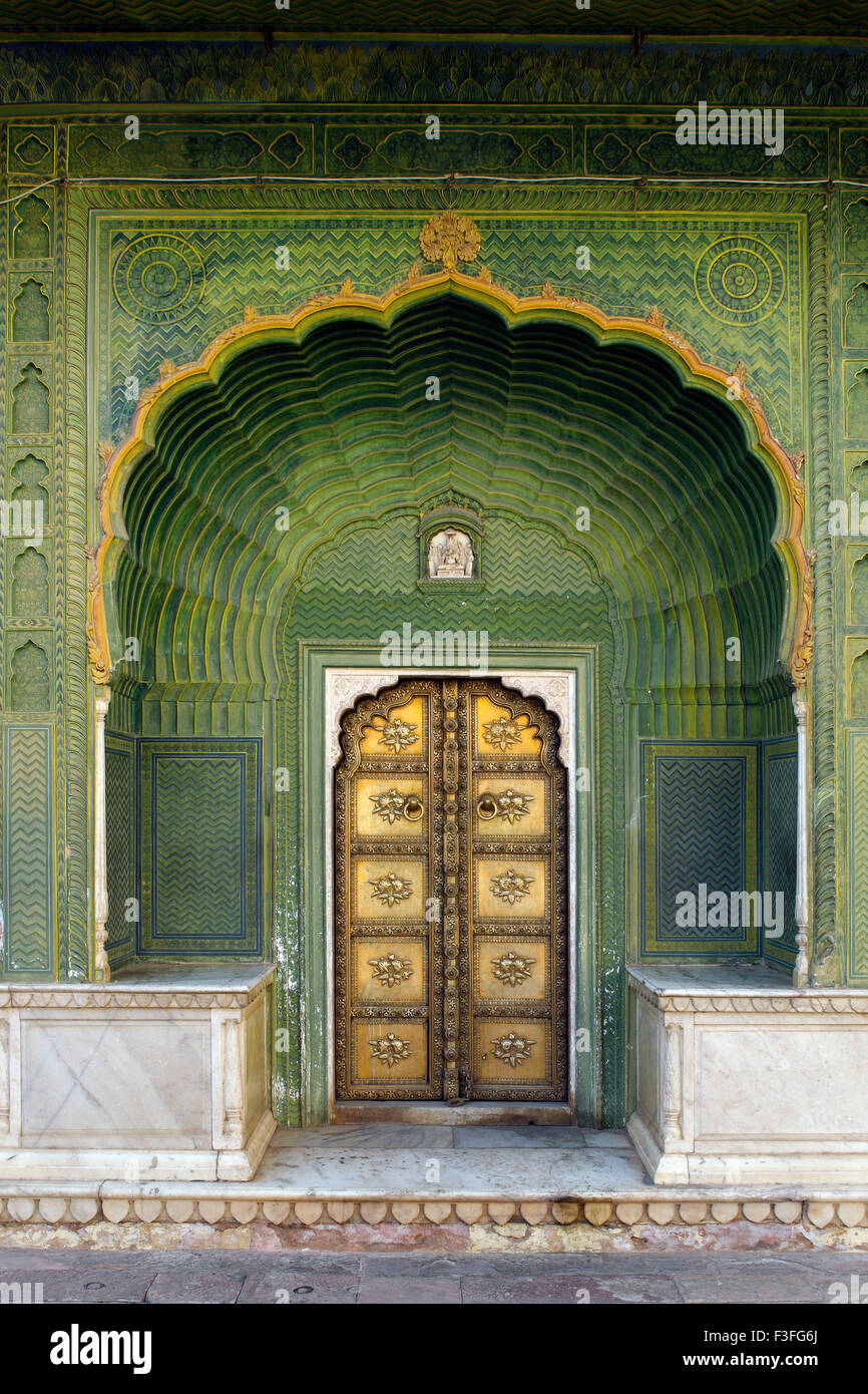 Dekorative Tür in Stadt Schlossanlage; Jaipur; Rajasthan; Indien Stockfoto