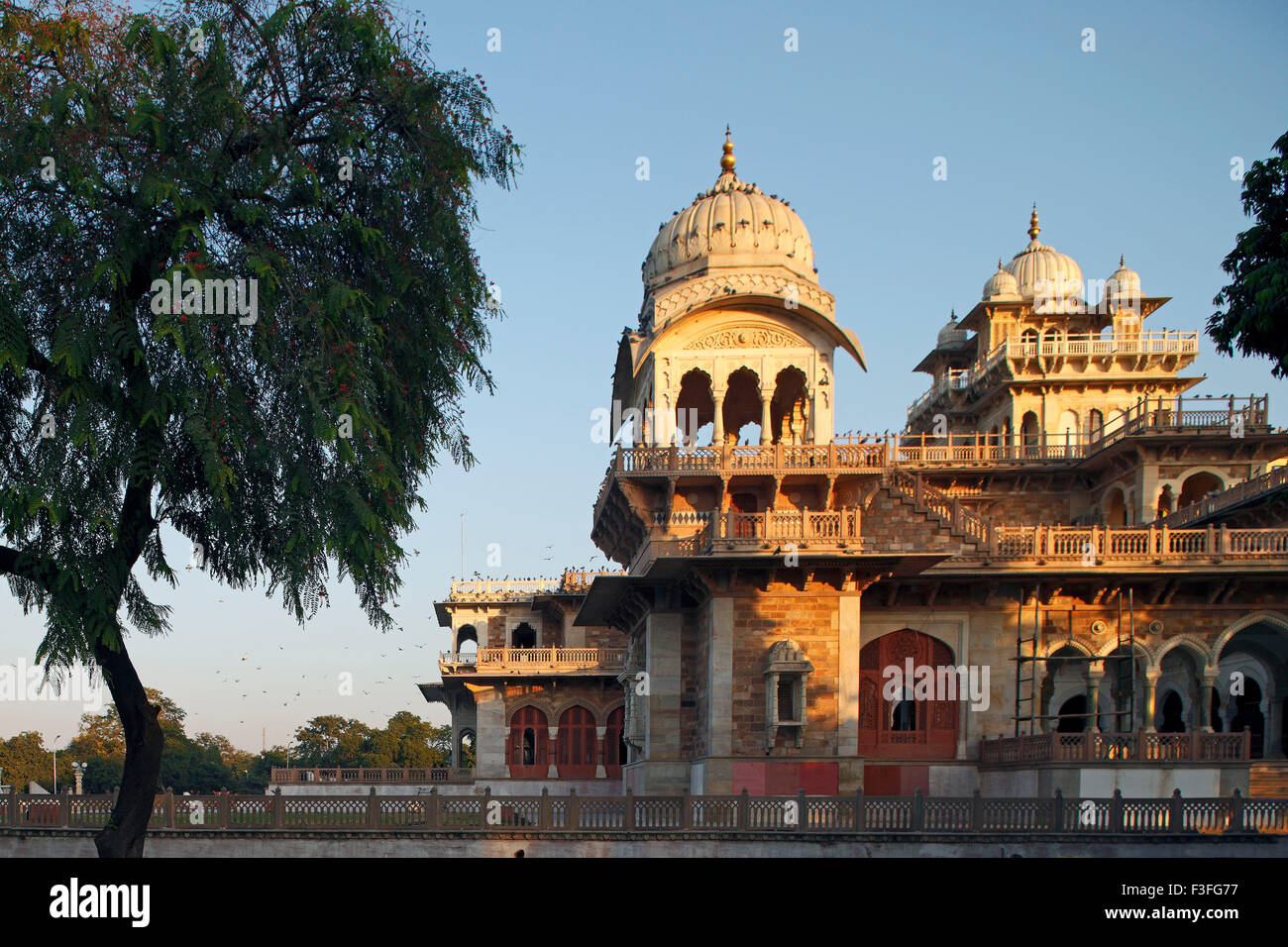 Historische Gebäude British Raj Central Museum Albert Museum am Ram Niwas Grünanlage; Jaipur; Rajasthan; Indien Stockfoto