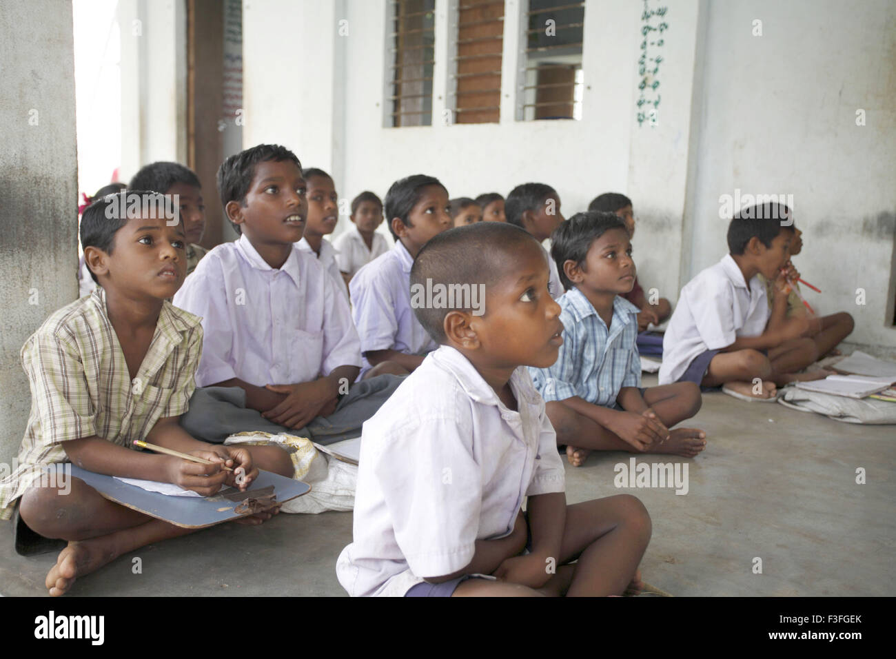 Kinder in der offenen Klasse gespickt; Tamil Nadu; Indien nicht Herr; KEINE PR Stockfoto