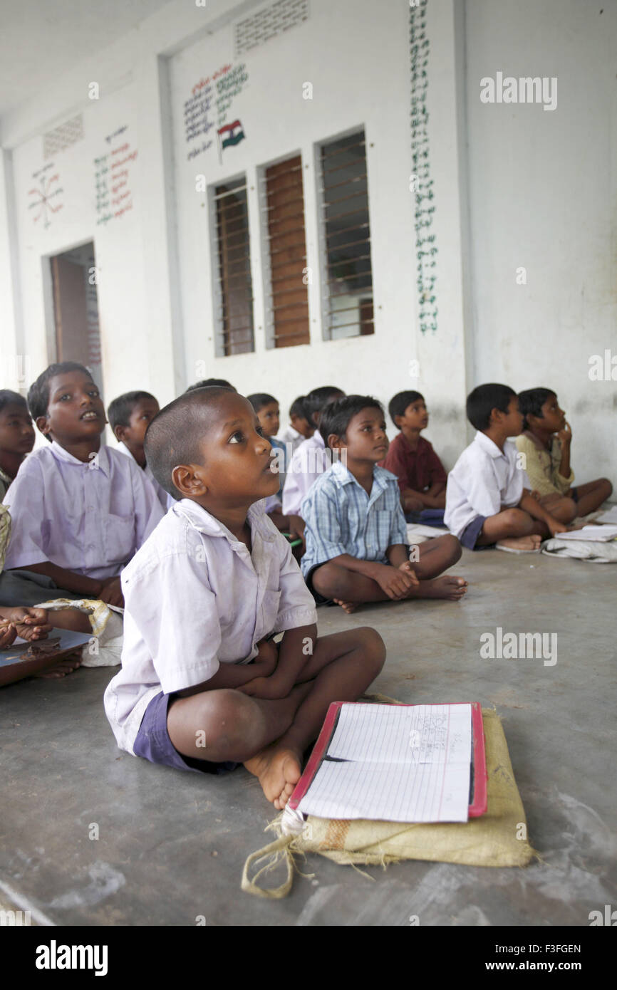 Kinder in der offenen Klasse gespickt; Tamil Nadu; Indien nicht Herr; KEINE PR Stockfoto