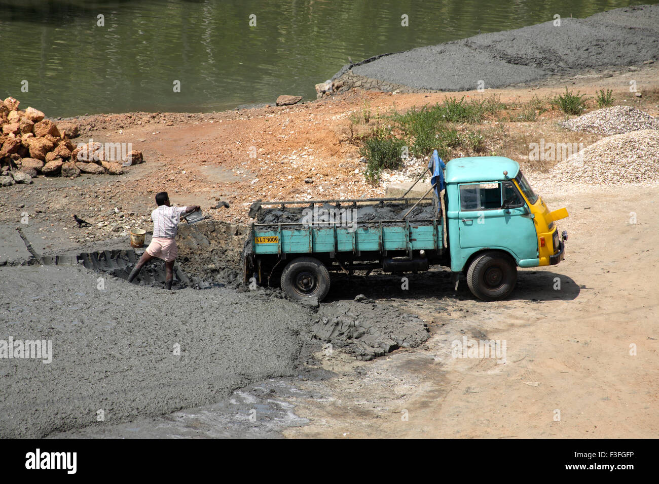 Schlamm in Klein-LKW in der Nähe von Chettuvai Brücke gehoben; Kerala; Indien Stockfoto