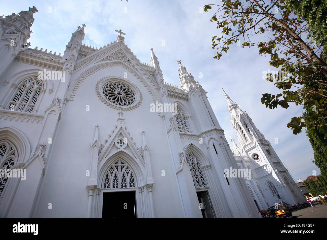 Basilika der Muttergottes von scherzen mit drei Tower Turm 146 ft hohen hinteren Bibel Turm 260 Fuß hoch Kirche Thrissur Kerala Stockfoto