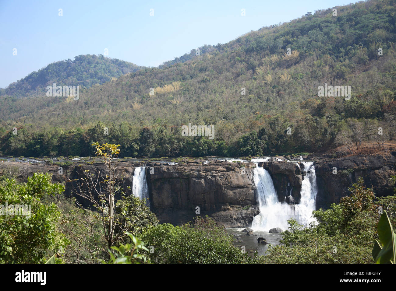 Ort für ein Picknick; Landschaft Athirappilly Wasserfall sprudelnden Wasser sprühen; Distrikt Thrissur; Kerala; Indien Stockfoto