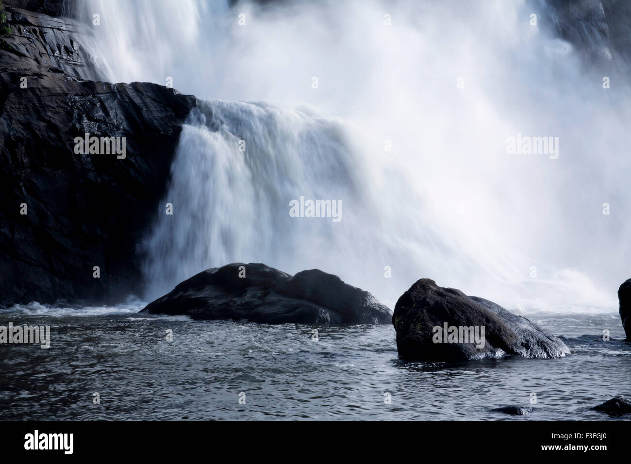 Ort für ein Picknick; Landschaft Athirappilly Wasserfall sprudelnden Wasser sprühen; Distrikt Thrissur; Kerala; Indien Stockfoto