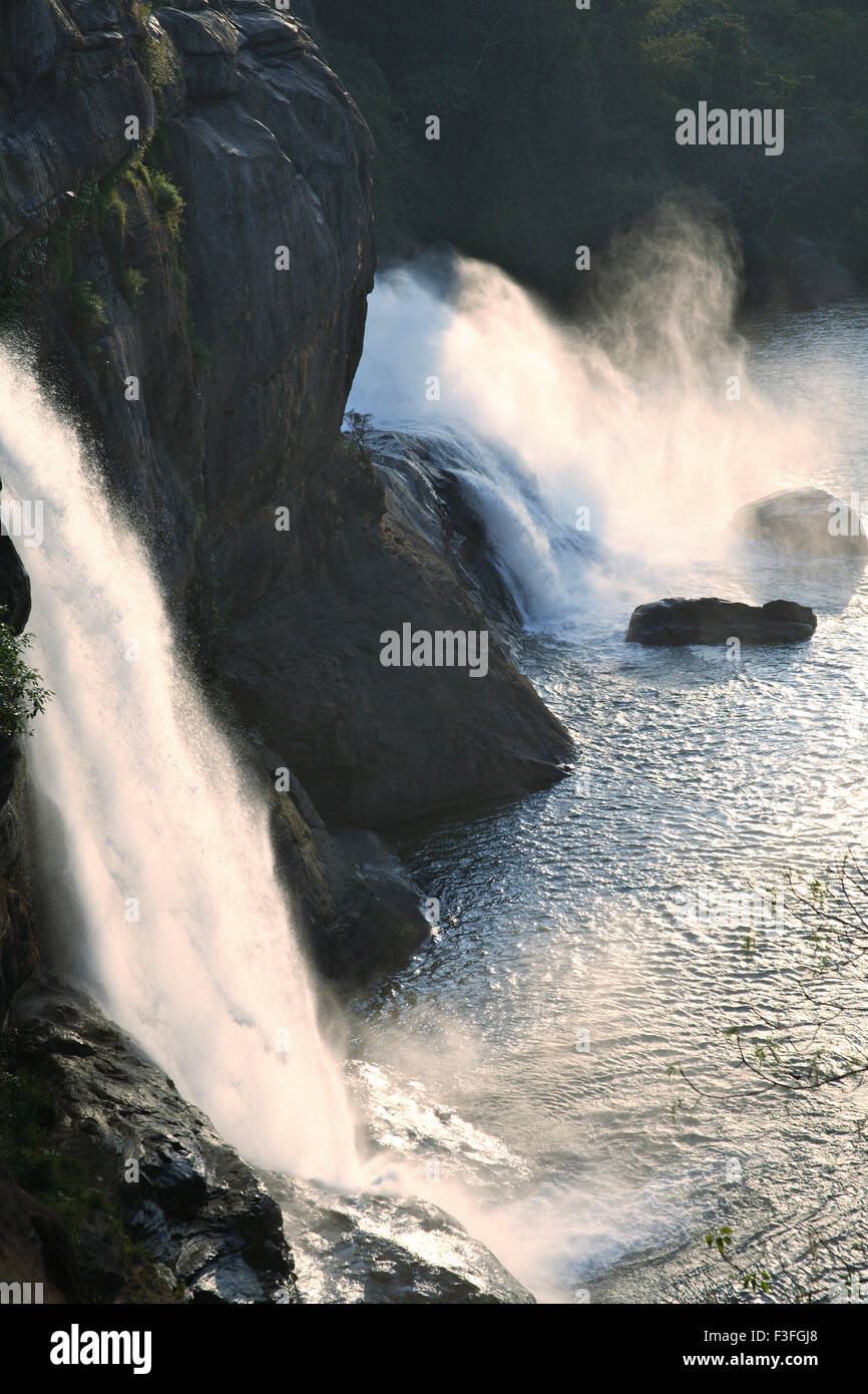 Ort für ein Picknick; Landschaft Athirappilly Wasserfall sprudelnden Wasser sprühen; Distrikt Thrissur; Kerala; Indien Stockfoto