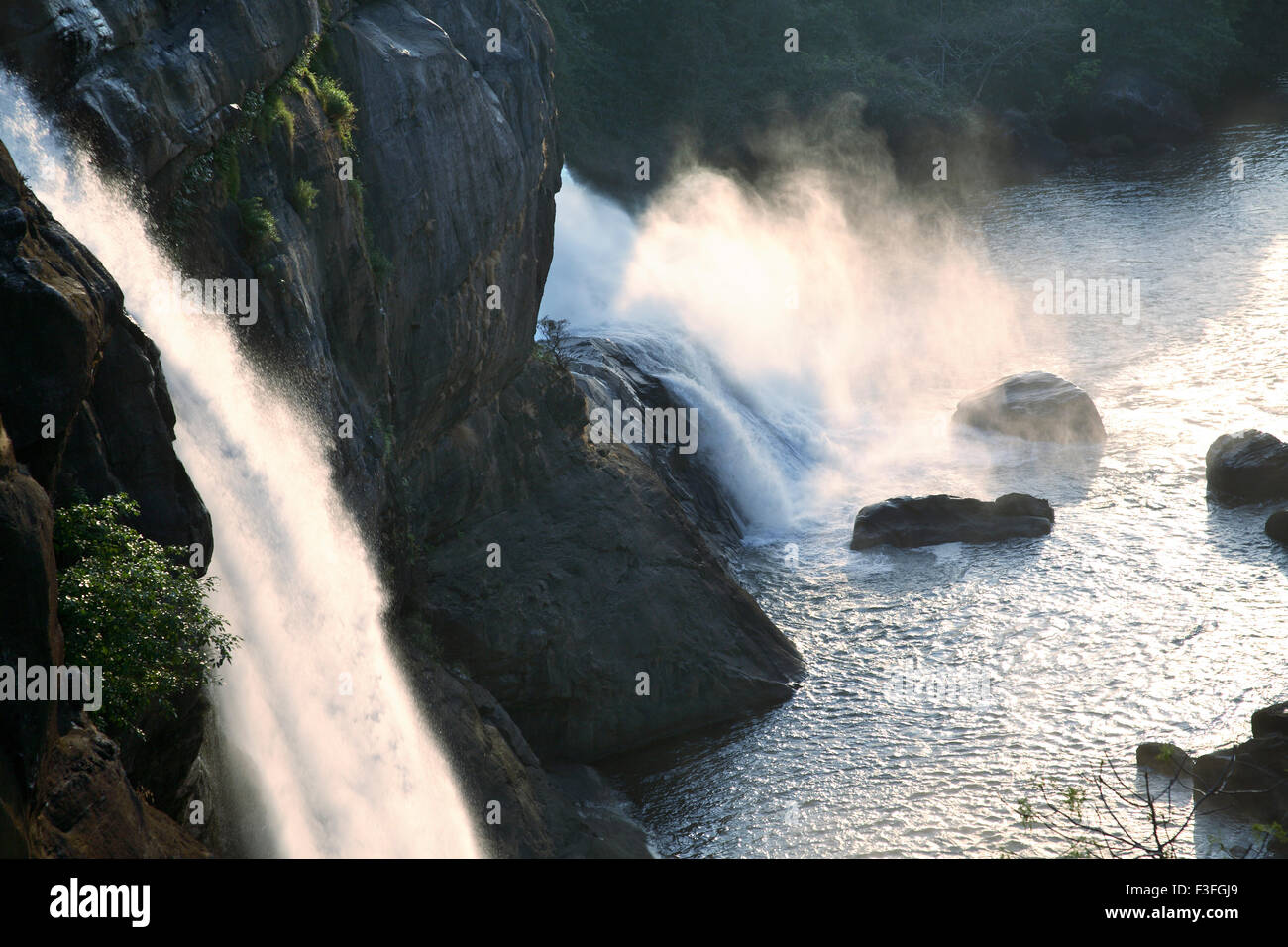 Ort für ein Picknick; Athirappilly Wasserfall sprudelnden Wasserstrahl; Distrikt Thrissur; Kerala; Indien Stockfoto