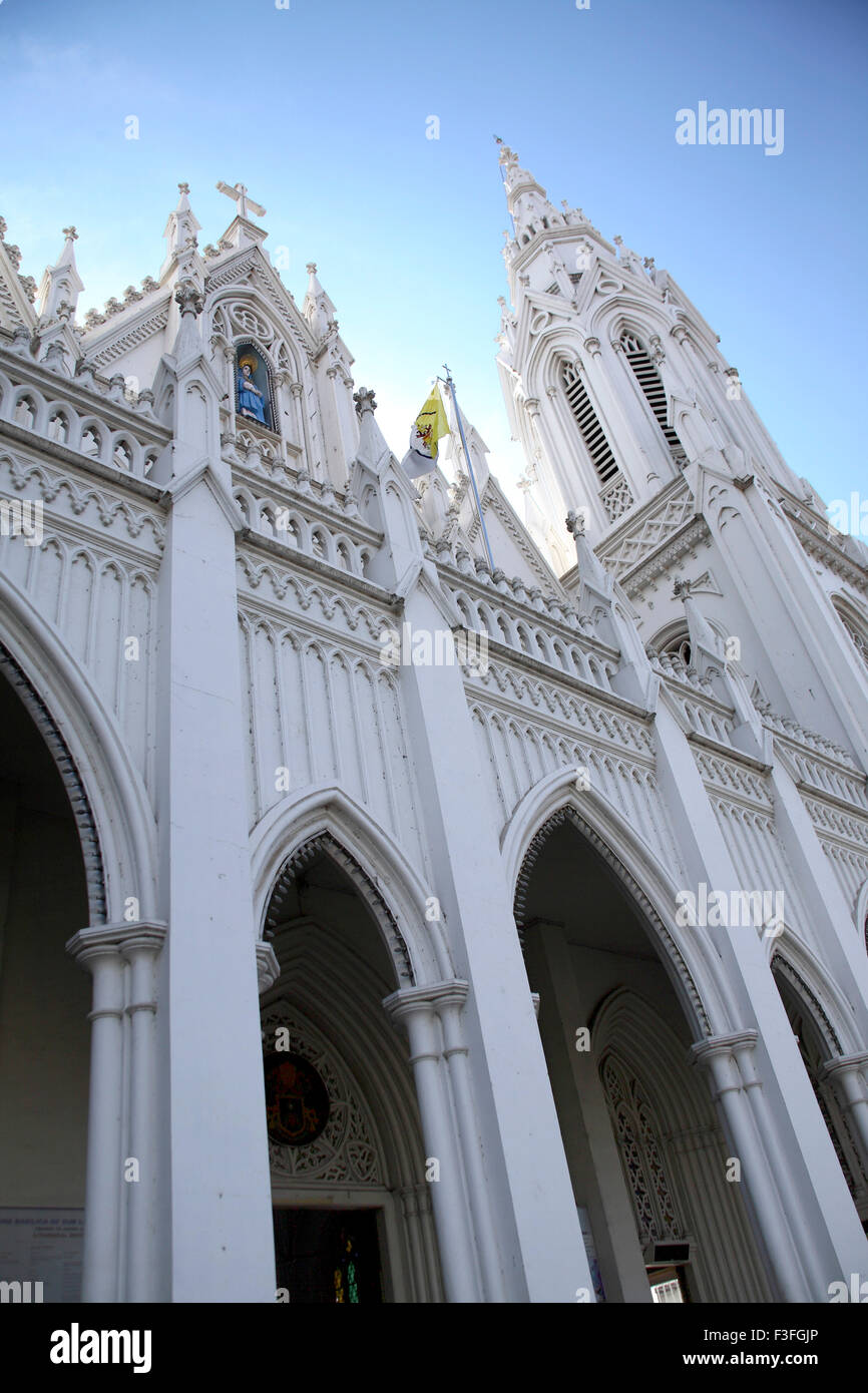 Basilika der Muttergottes von Alter 146 ft hohen hinteren Bibel Turm 260 Fuß hoch Churchhas 15 Alrs buil0; Thrissur; Kerala; Indi Stockfoto