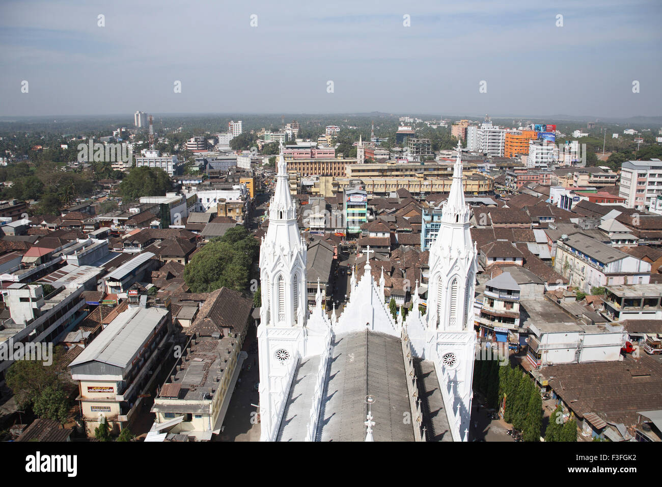 Blick von der obersten Etage der 260 Fuß hoch Bibel Turm der Schrein Basilika unserer lieben Frau von Alter Boden zurück Thrissur Kerala Stockfoto