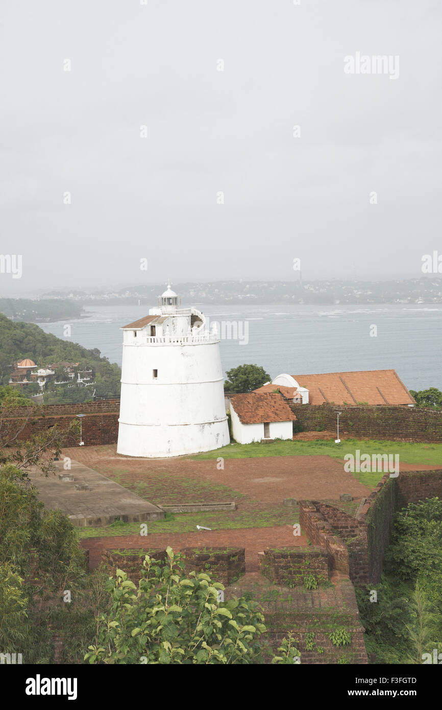 Licht Haus Aguada siebzehnten Jahrhundert portugiesische Festung Sinquerim Beach im Hintergrund; Goa; Indien Stockfoto