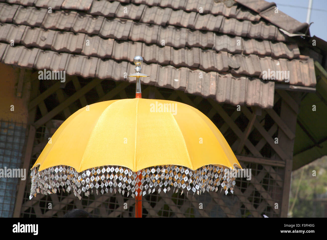 Dekorative gelbe Regenschirm, Kerala, Indien, Asien Stockfoto