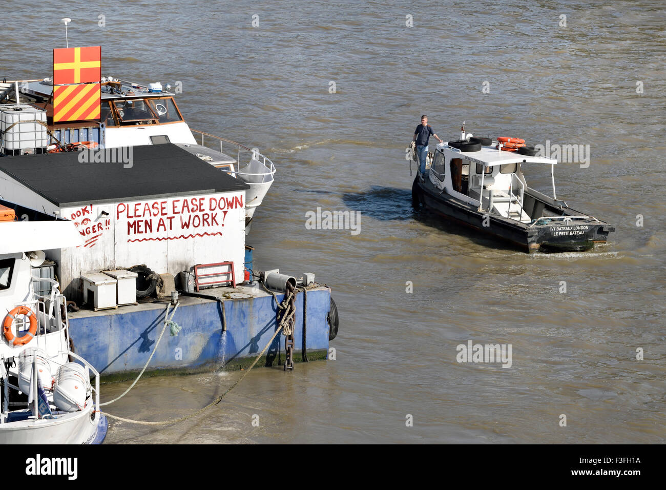 London, England, Vereinigtes Königreich. Beachten Sie auf einem Schiff in der Themse - bitte einfach nach unten - Men at Work Stockfoto