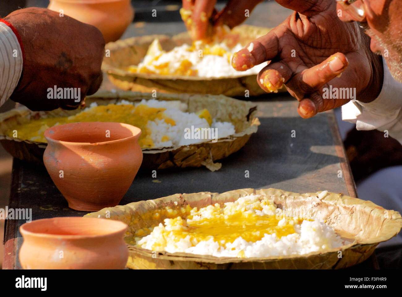 Hinduistische Pilger essen Mittagessen; Gangasagar fair; Ganga Sagar mela; Sagar Island; Kakdwip; South 24 Parganas; West Bengalen; Indien; Asien Stockfoto