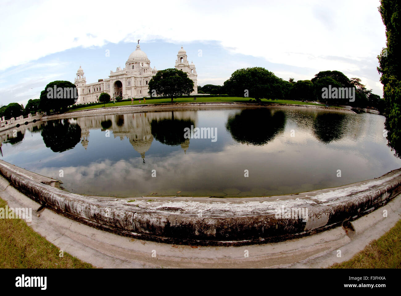 Reflexion des Victoria Memorial in das Wasserbecken; Calcutta; Westbengalen; Indien Stockfoto