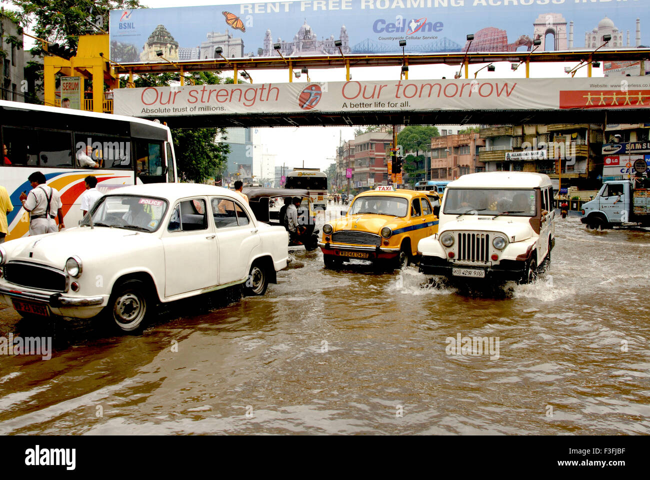 Stau wegen starkem Regen durch Monsun; Indien Stockfoto