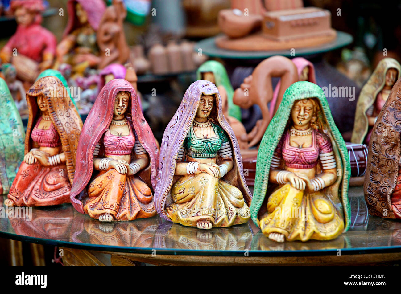 Bunten Statuen aus Holz geschnitzt und bunt bemalt; Karnataka; Indien; Asien Stockfoto