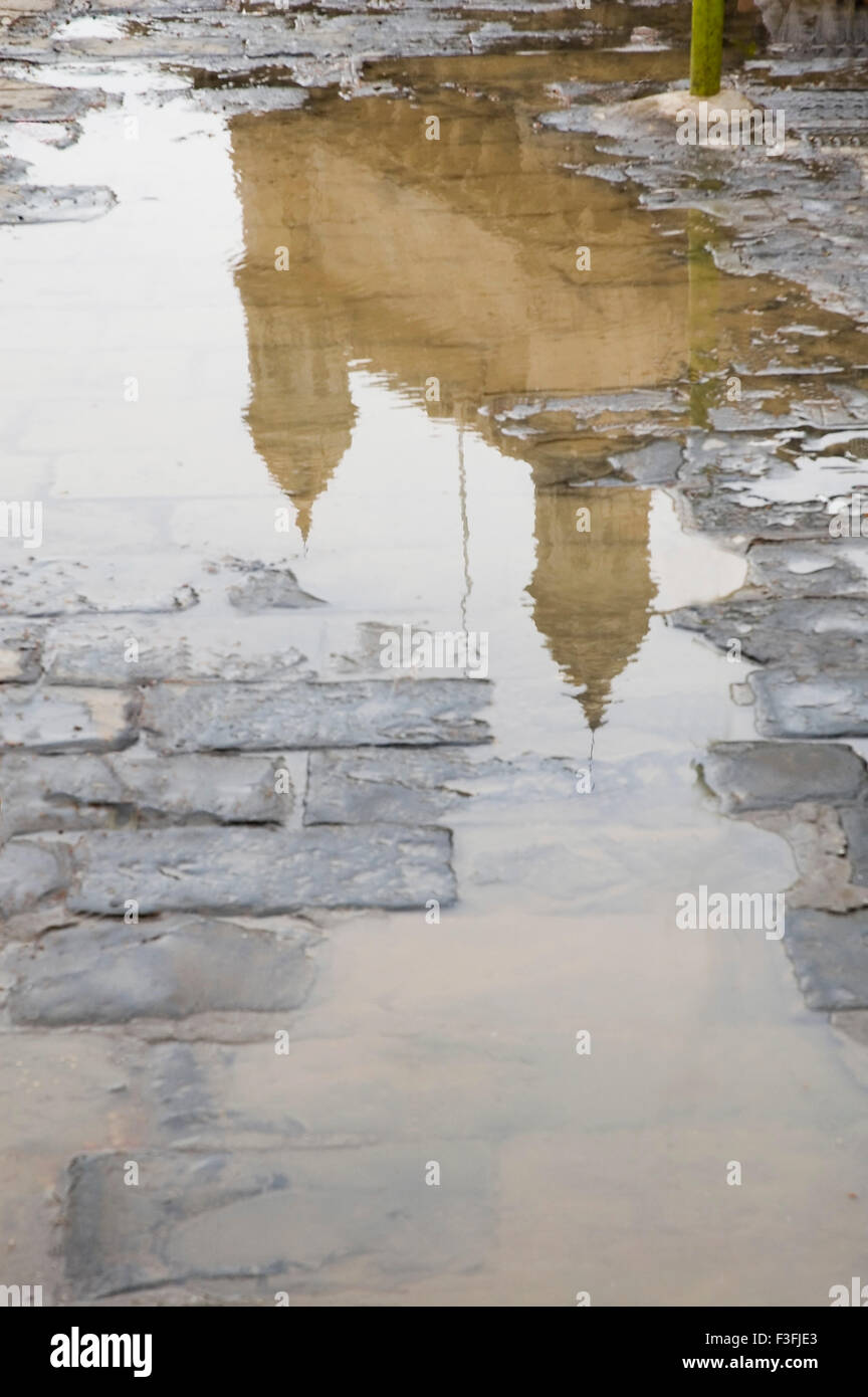 Tor der gefangen in einer Reflexion Regenwasser gesammelt während Monsun Chatrapati Shivaji Udyan Apollo Bunder Mumbai Indien Stockfoto