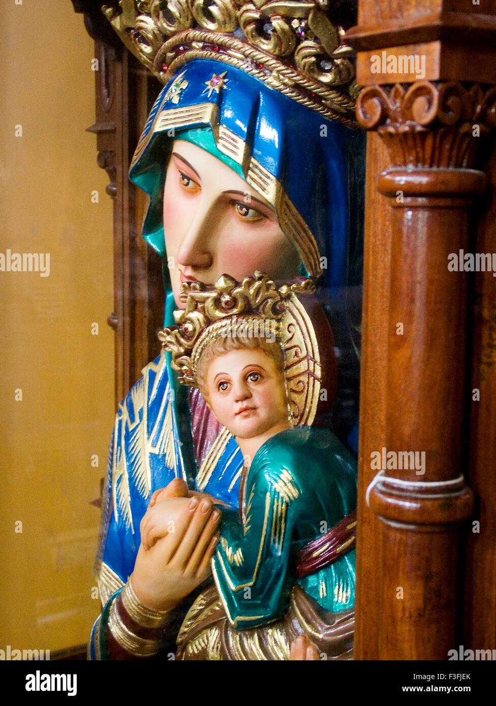 Glauben; Das Christentum; Mutter Maria und das Jesuskind im Arm; Nirmal in der Nähe von Nallasopara; Distrikt Thane Stockfoto