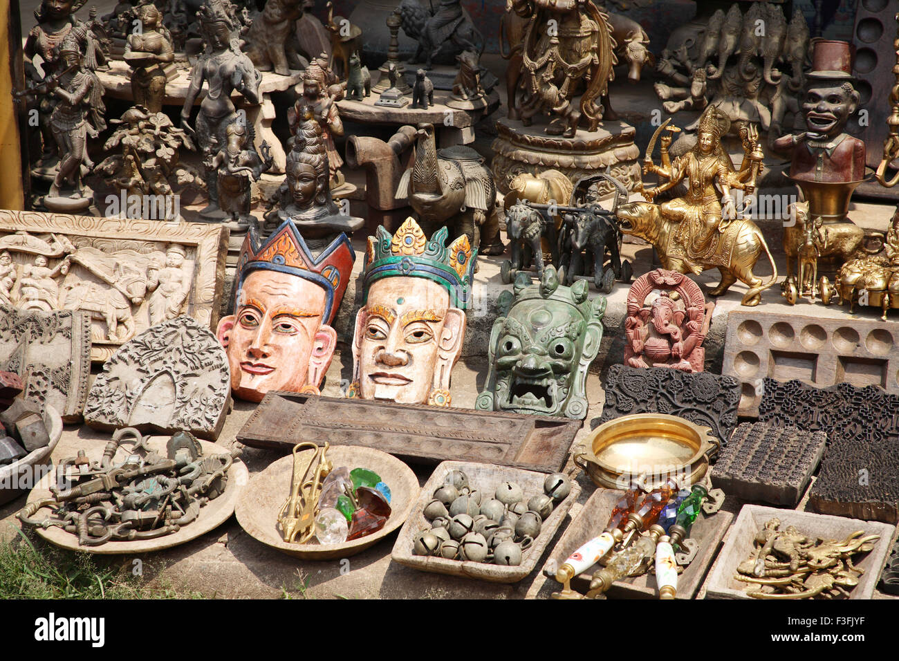 Auf Mattancherry und Jude Street in Fort Kochi verkaufen verschiedene Idole Masken Steinen Statuen aufbewahrt; Ernakulam; Kerala; Indien Stockfoto